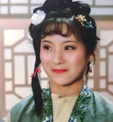 彩霞：红楼一梦终成空，命运悲歌绕梁间